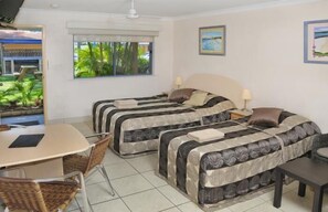 Seprai antialergi, setrika/meja setrika, Wi-Fi gratis, dan seprai linen