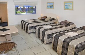 Hypo-allergenic bedding, iron/ironing board, free WiFi, bed sheets - Yamba Twin Pines Motel (Yamba)