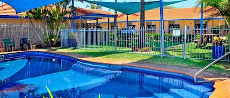 Una piscina al aire libre