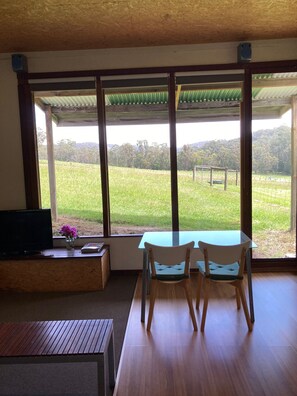 Dining - Valley Farm Vineyard Cottages (Healesville)