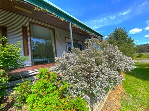 Front of property - Valley Farm Vineyard Cottages (Healesville)