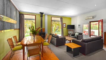 Standaard suite, meerdere slaapkamers (Cottage 3) | Woonruimte | Televisie