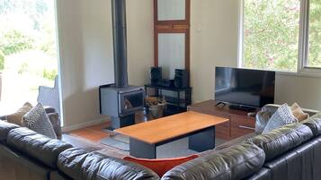 Standard-sviitti, 2 makuuhuonetta (Cottage 2) | Oleskelualue | Televisio