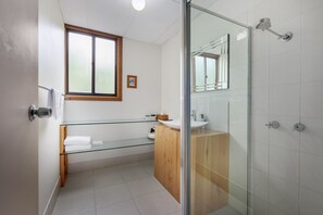 Suite Standard, plusieurs chambres (Cottage 3) | Salle de bain | Articles de toilette griffés, séchoir à cheveux, serviettes fournies