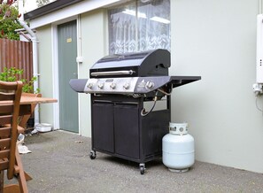 BBQ/picnic area - Tower Junction Motor Lodge (Christchurch)