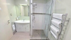 Kostenlose Toilettenartikel, Haartrockner, Bademäntel, Handtücher