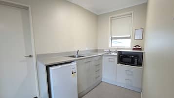 Apartamento, 2 habitaciones | Cocina privada | Frigorífico, microondas, cafetera o tetera y hervidor eléctrico