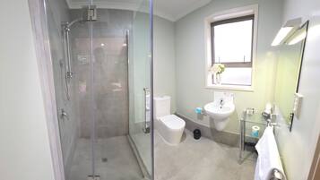 Studio | Bathroom | Free toiletries, hair dryer, bathrobes, towels