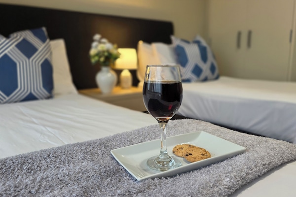 Apartamento, 2 quartos | Roupas de cama premium, escrivaninha, cortinas blackout