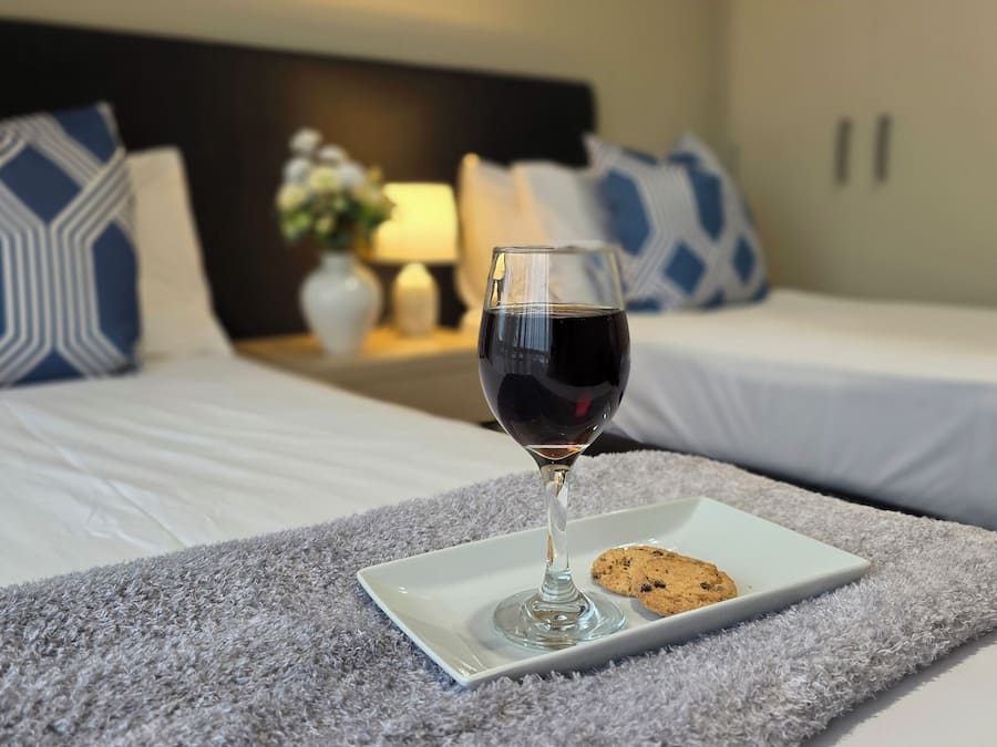 Huoneisto, 2 makuuhuonetta | Ylelliset vuodevaatteet, työpöytä, pimennysverhot, äänieristys