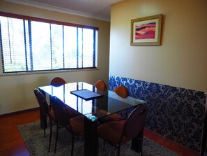 Standard Apartment, 2 Bedrooms, Non Smoking, Kitchen | In-room dining - Bella Vista Motel (Kariong)
