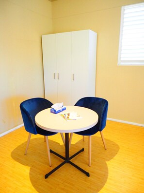 Standard Room, 1 Bedroom | Desk, iron/ironing board, free WiFi, bed sheets - Bella Vista Motel (Kariong)
