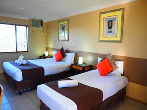 Tvåbäddsrum | Skrivbord, strykjärn/strykbräda, gratis wi-fi och sängkläder