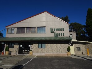 Front of property - Linwood Lodge Motel (Greenwich)