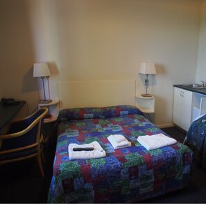 Studio Room | Iron/ironing board, bed sheets - Linwood Lodge Motel (Greenwich)
