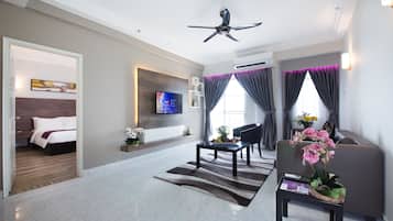 One Bedroom Deluxe Apartment | Salle de séjour | Télévision