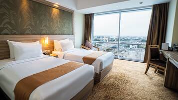 Deluxe Twin Room | Minibar, in-room safe, desk, soundproofing