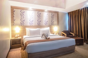 Junior Suite | 1 bedroom, minibar, in-room safe, desk