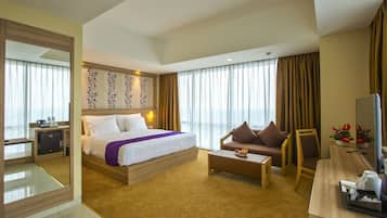 Suite – business | Minibar, safe på rommet, skrivebord og lydisolert