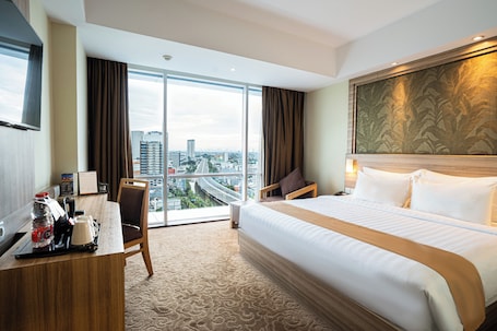 Minibar, caja de seguridad en la habitación y escritorio