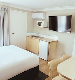 Queen Cozy | Private kitchenette | Microwave, electric kettle, toaster