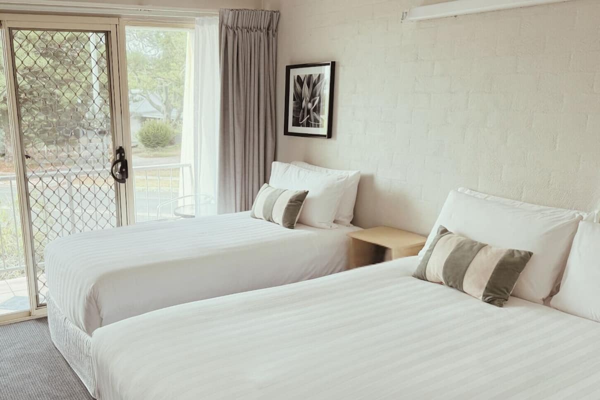 Queen Single | 1 bedroom, blackout curtains, iron/ironing board, free WiFi