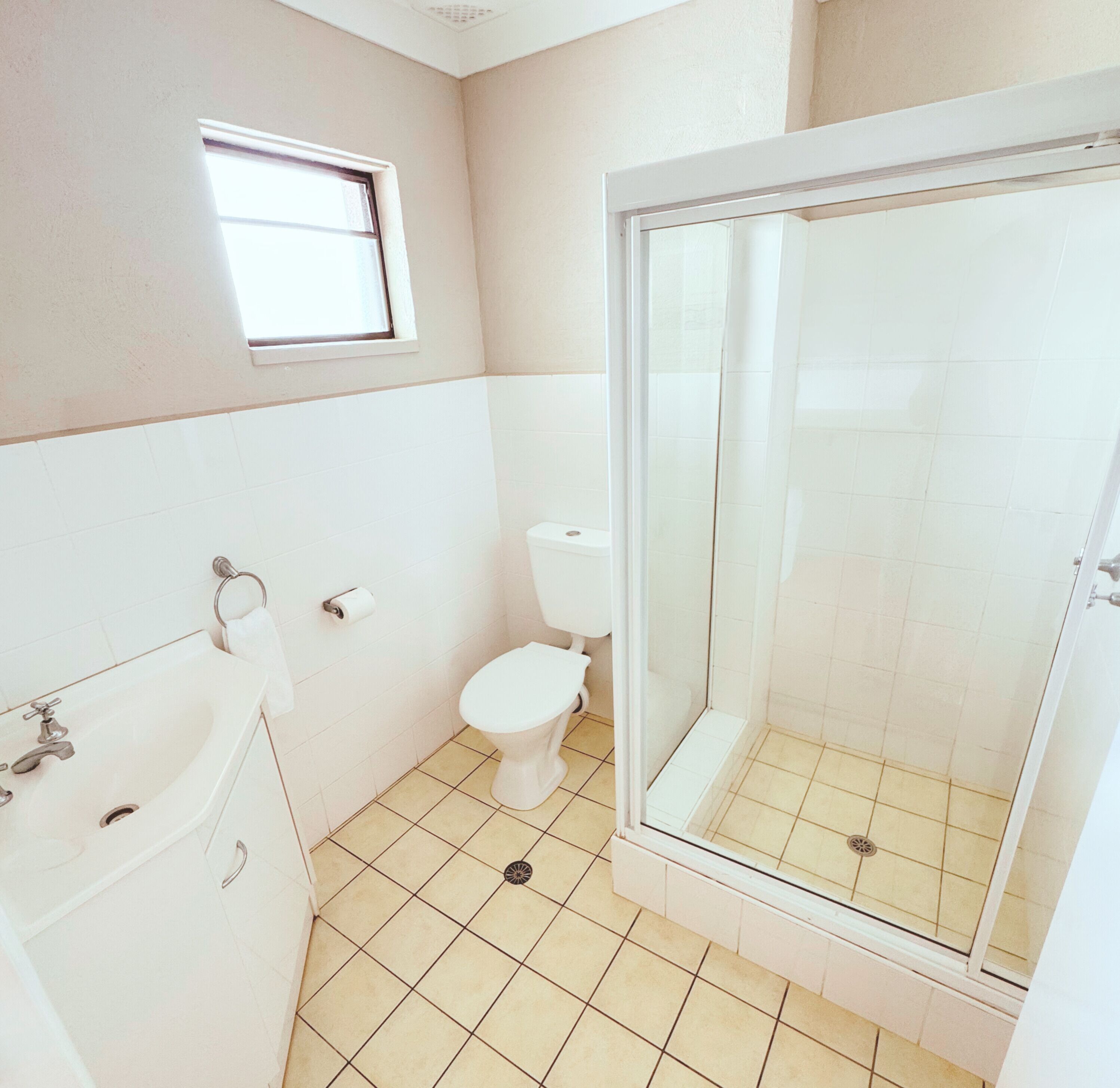 A bathroom with a toilet, a shower enclosure, and a bathtub.