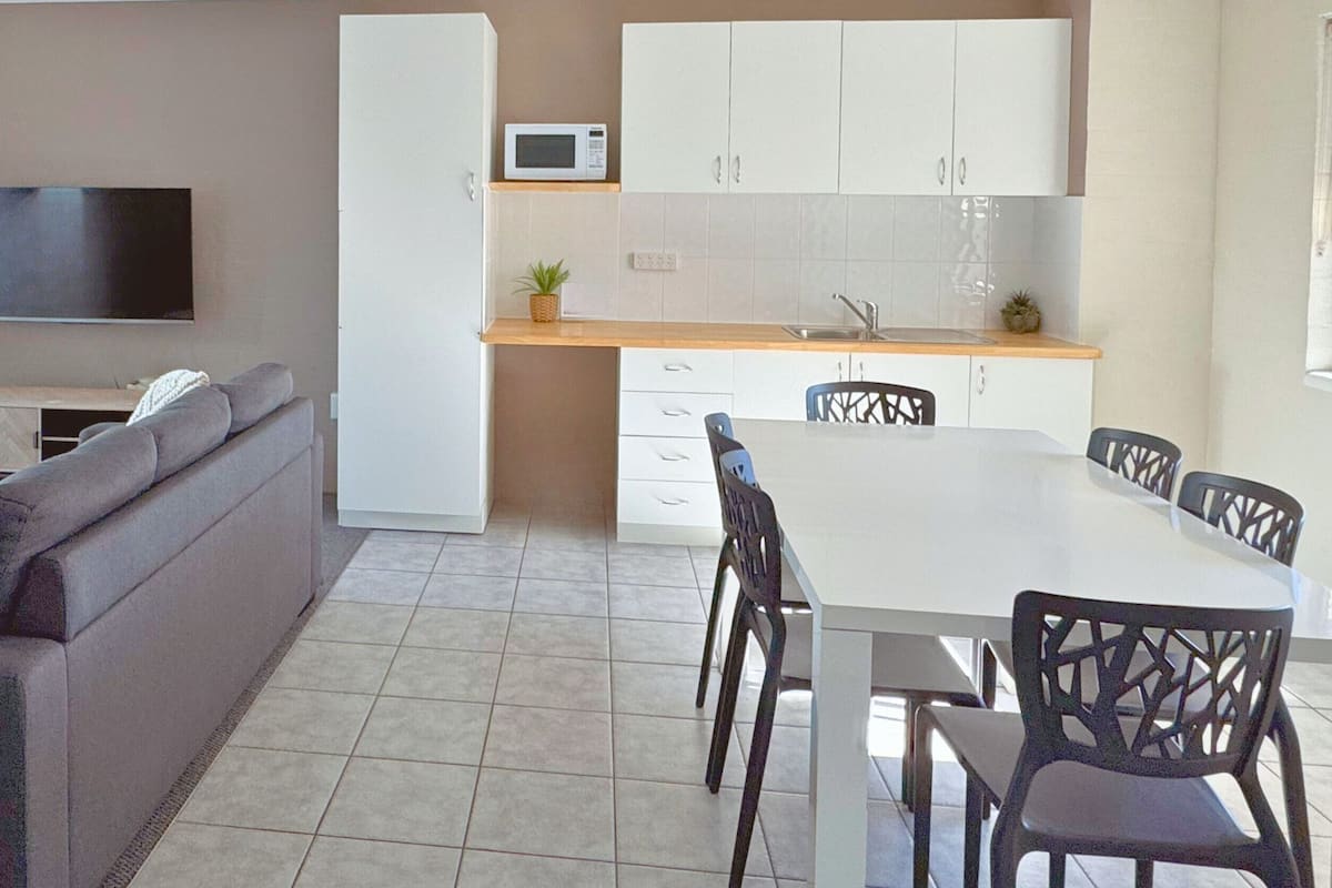 Apartment, 2 Bedrooms | Private kitchenette | Microwave, electric kettle, toaster