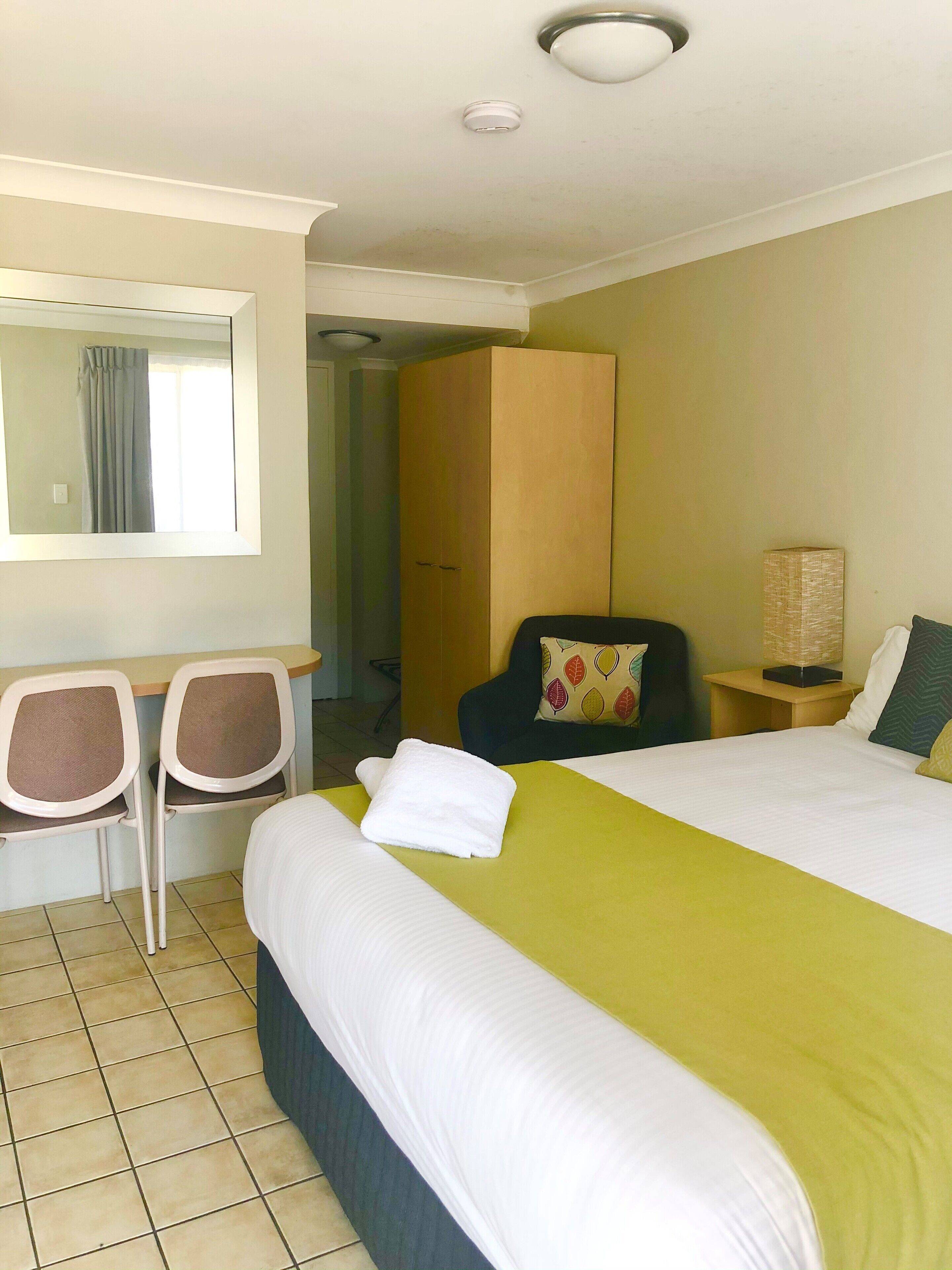 1 habitación, cortinas blackout y tabla de planchar con plancha 