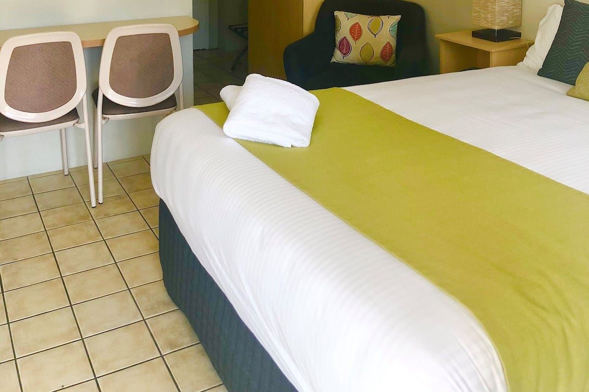 1 habitación, cortinas blackout y tabla de planchar con plancha