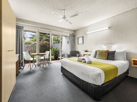 Queen | 1 bedroom, blackout drapes, iron/ironing board, free WiFi