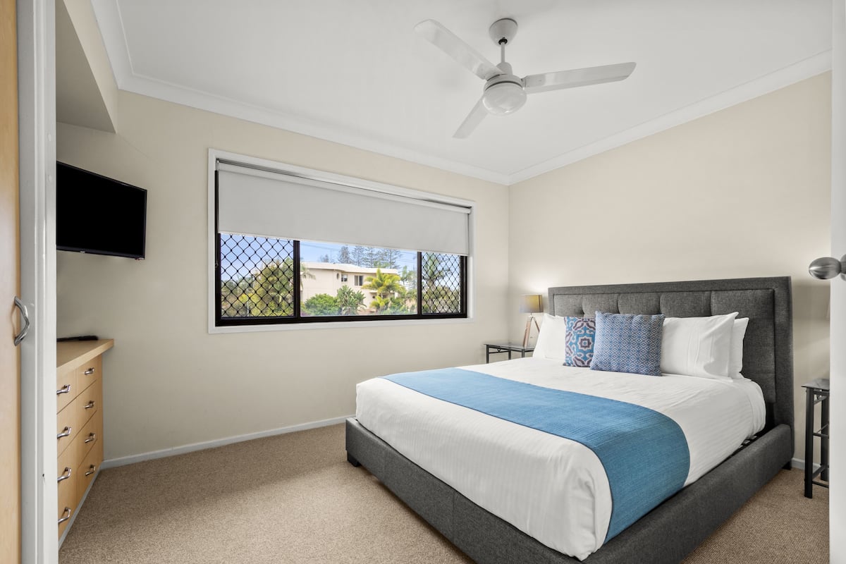 1 habitación, cortinas blackout y tabla de planchar con plancha