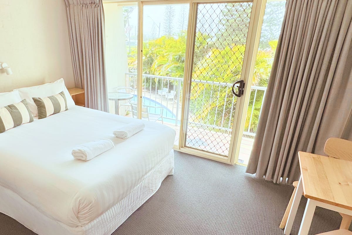 Queen | 1 bedroom, blackout curtains, iron/ironing board, free WiFi