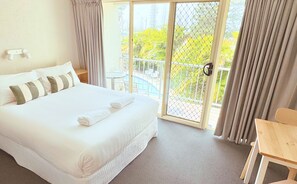 1 habitación, cortinas blackout y tabla de planchar con plancha 