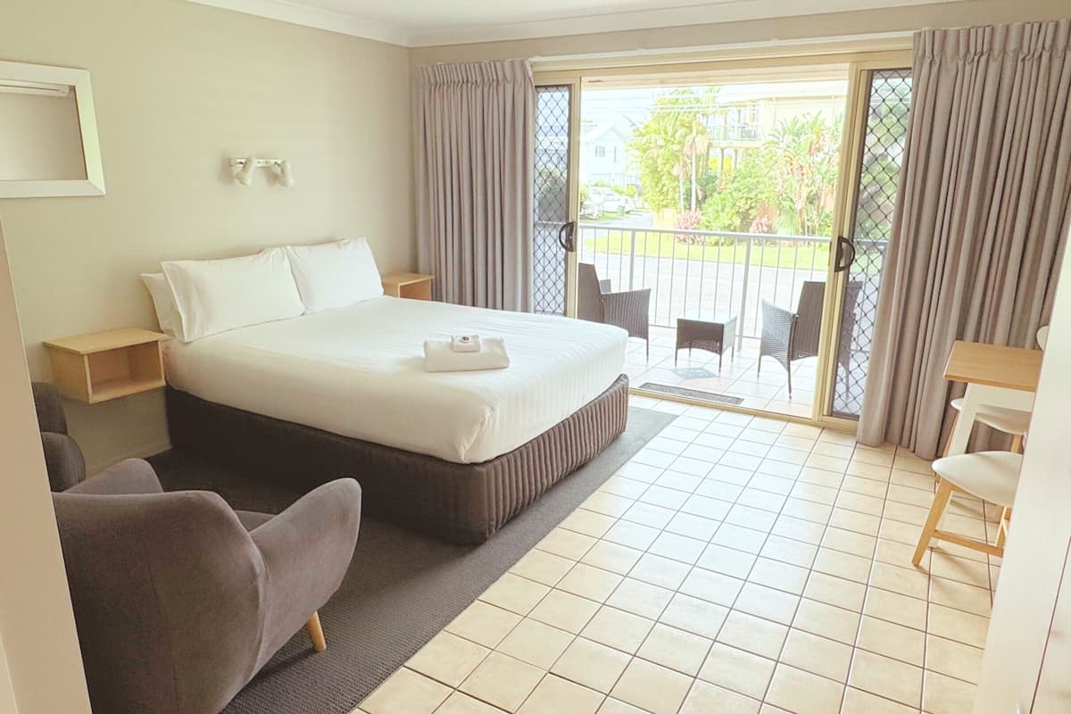 Queen Deluxe | 1 bedroom, blackout curtains, iron/ironing board, free WiFi