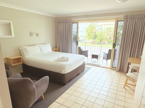 1 habitación, cortinas blackout y tabla de planchar con plancha