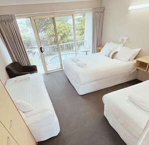 Triple (Queen, Single, Single) | 1 habitación, cortinas blackout y tabla de planchar con plancha 