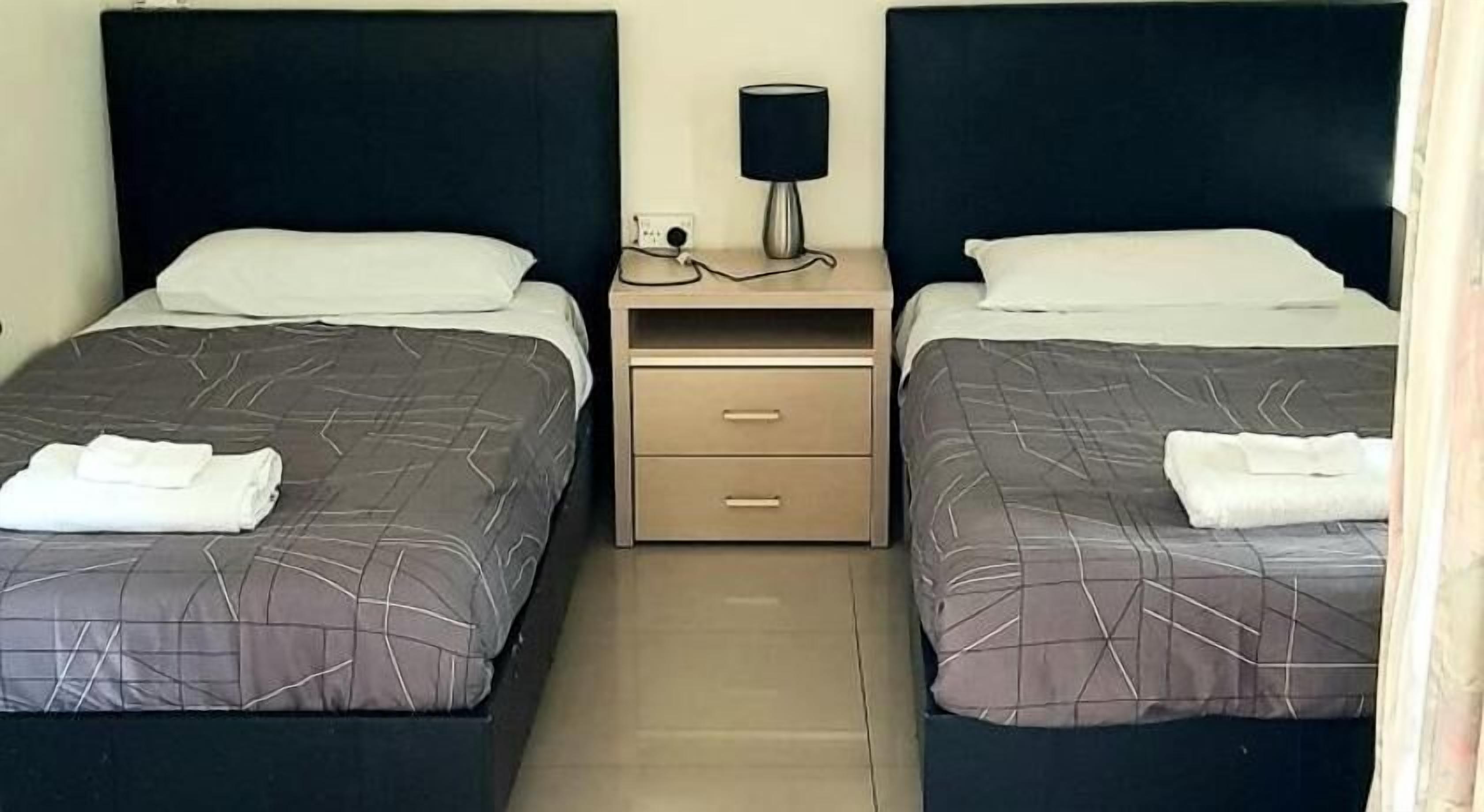 Tabla de planchar con plancha, wifi gratis y ropa de cama 