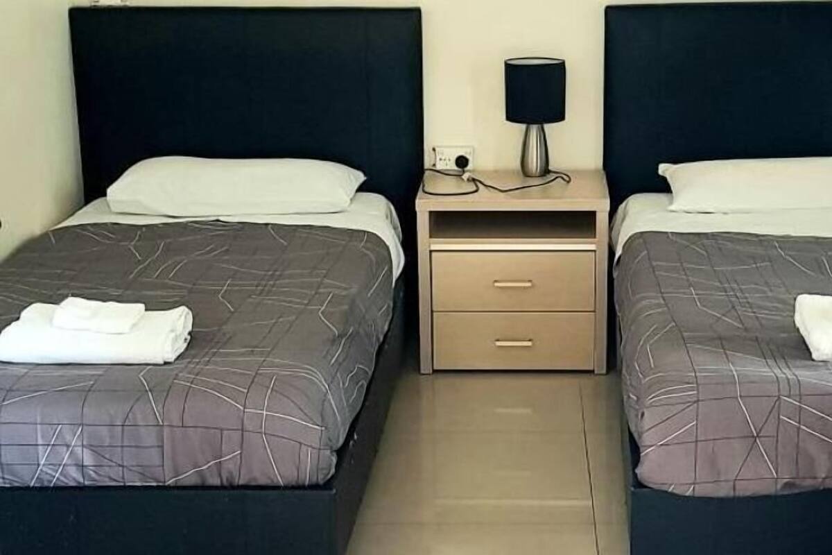 Tabla de planchar con plancha, wifi gratis y ropa de cama