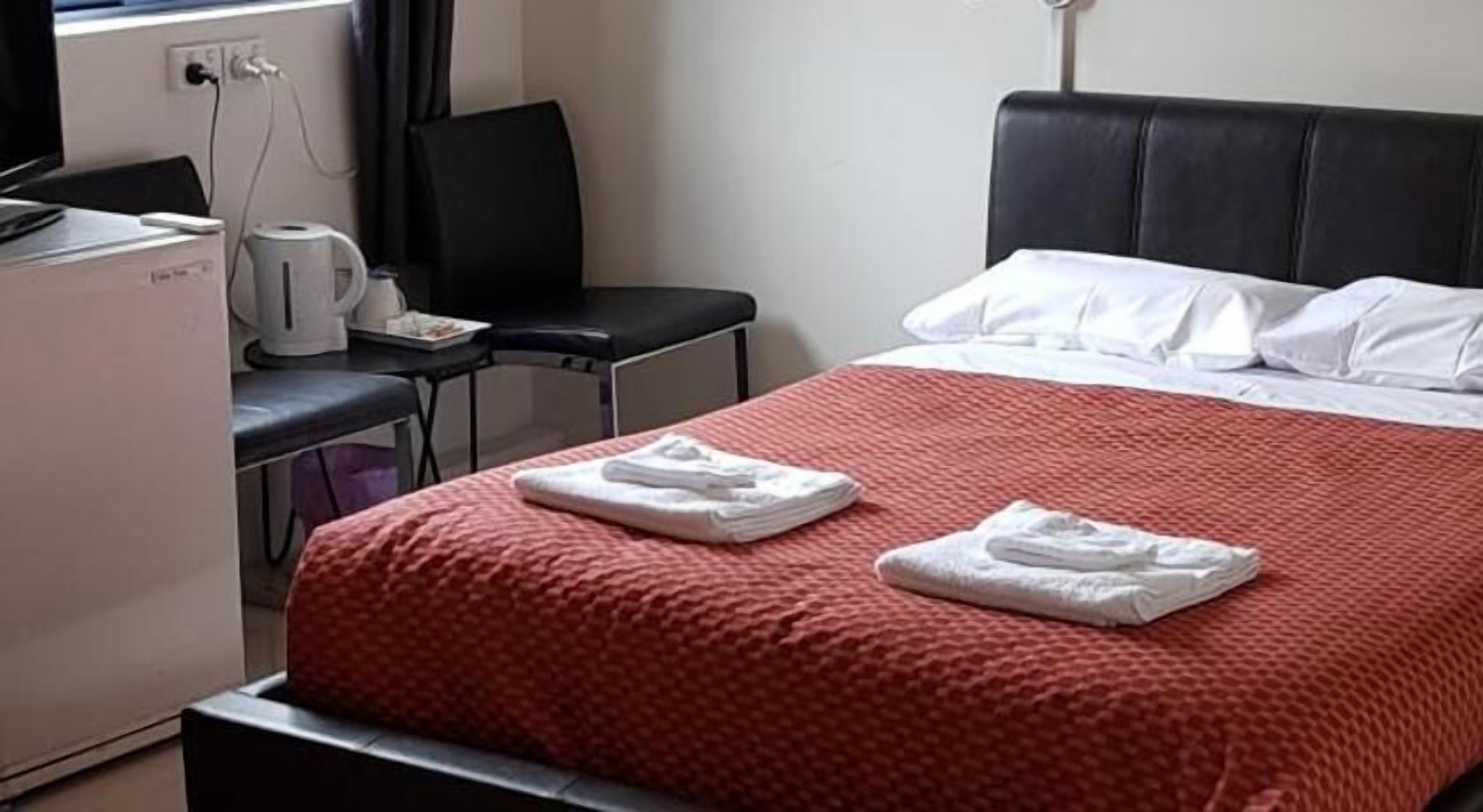 Tabla de planchar con plancha, wifi gratis y ropa de cama 