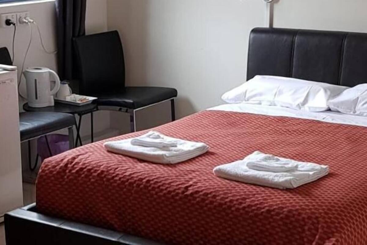 Tabla de planchar con plancha, wifi gratis y ropa de cama