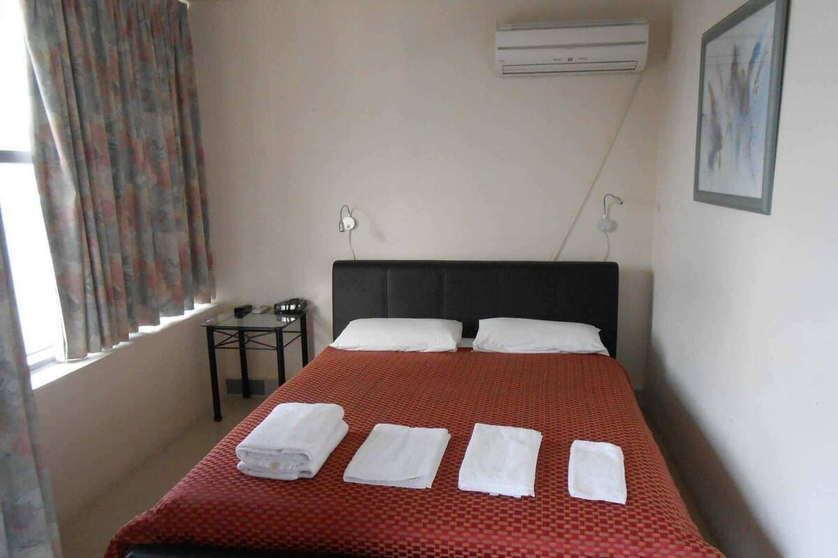 Tabla de planchar con plancha, wifi gratis y ropa de cama