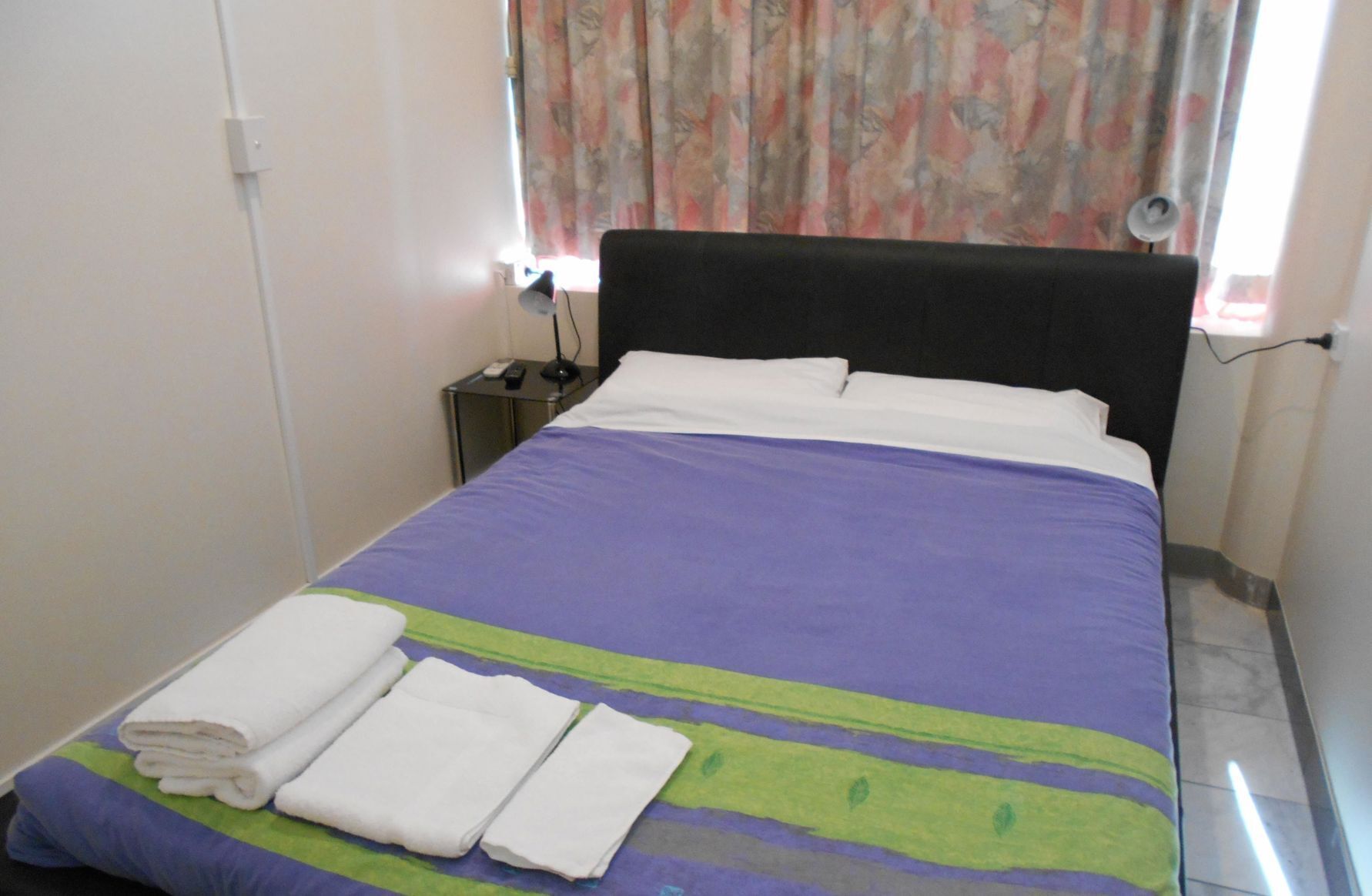 Tabla de planchar con plancha, wifi gratis y ropa de cama 