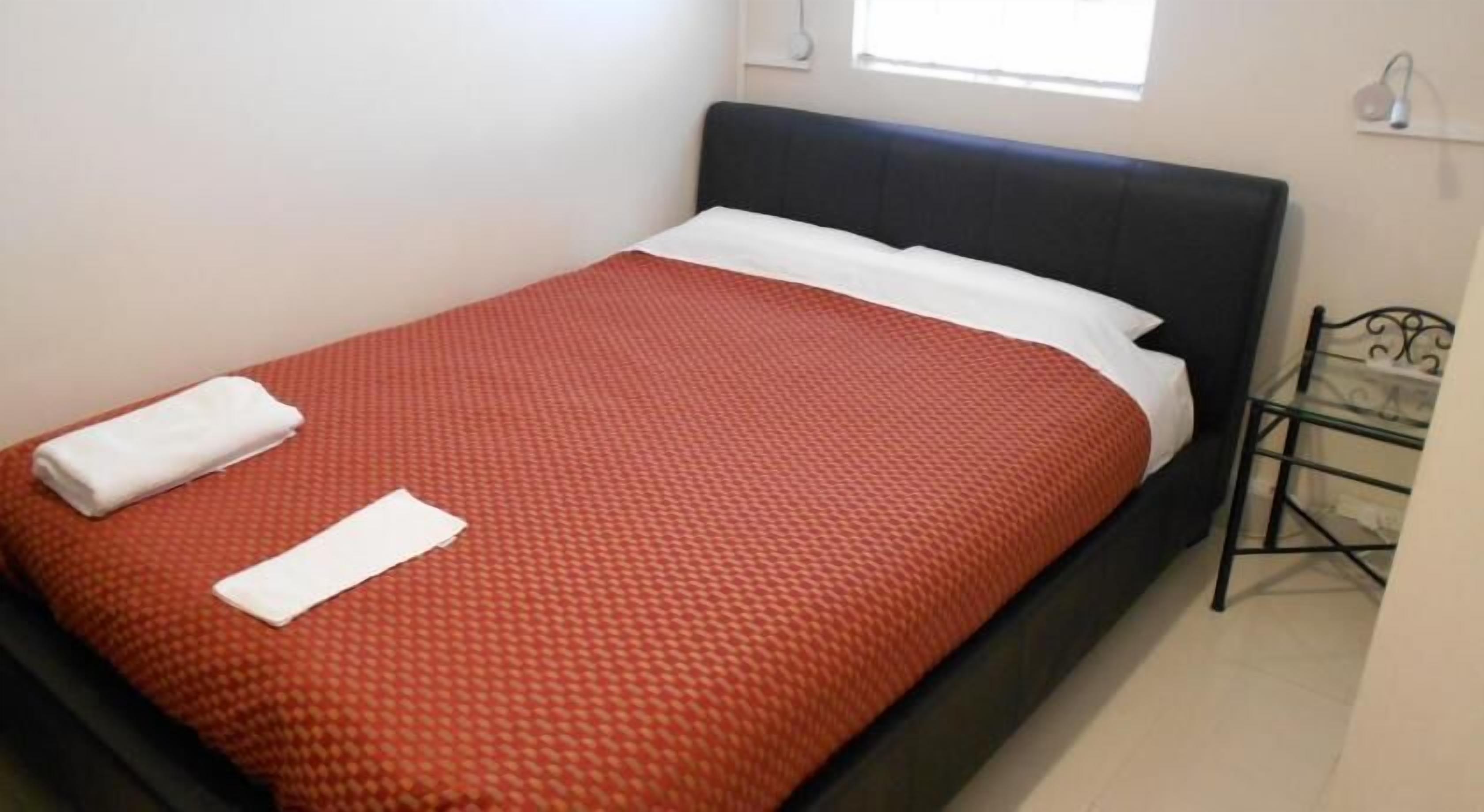 Tabla de planchar con plancha, wifi gratis y ropa de cama 