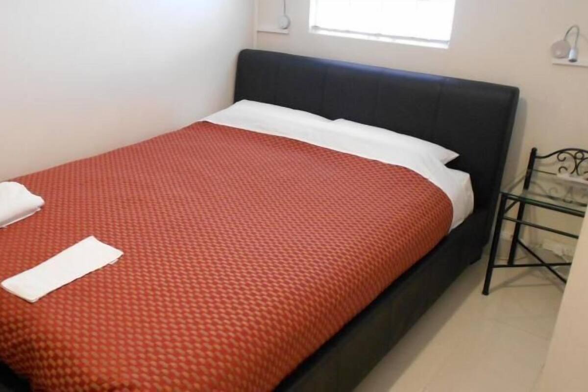 Tabla de planchar con plancha, wifi gratis y ropa de cama