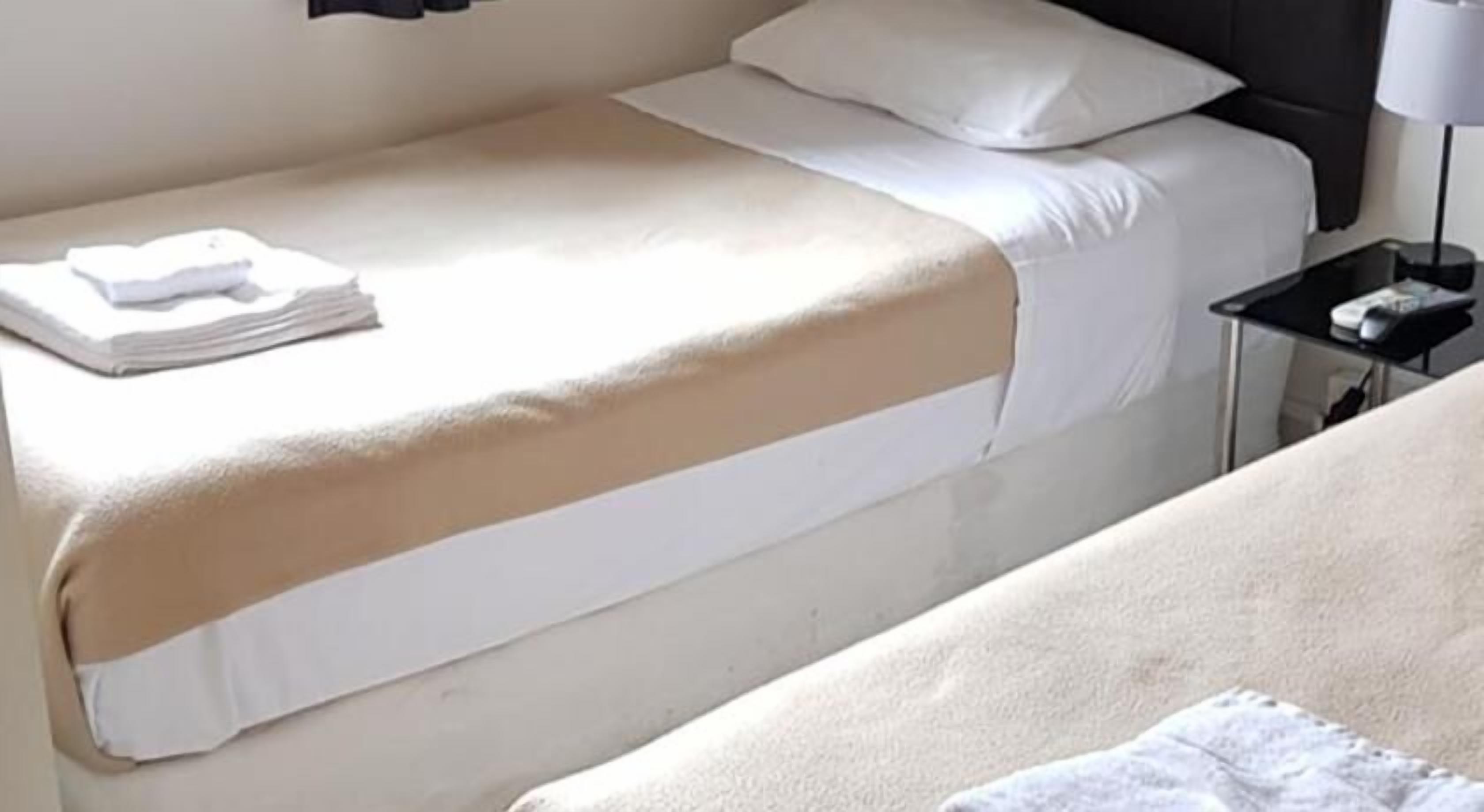 Tabla de planchar con plancha, wifi gratis y ropa de cama 