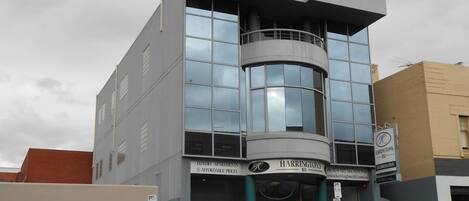 Vista frontal de la propiedad