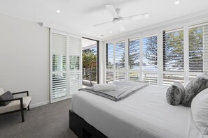 Apartamento superior, 3 quartos | 3 quartos, individualmente decorados, individualmente mobiliados