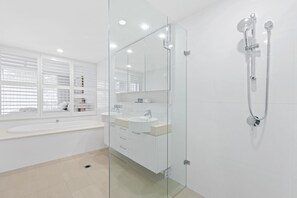 3 Bedroom Superior Apartment (Minimum 3 Night Stay) | Bathroom | Separate tub and shower, free toiletries, hair dryer, towels