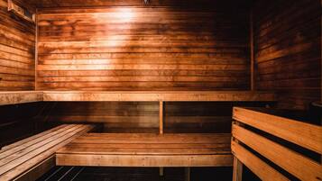 Una sauna con bancos de madera y techo inclinado.